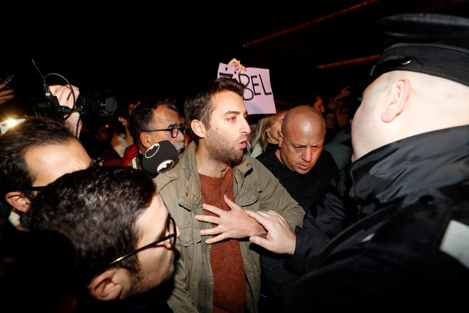 Med protestniki, ki so vso noč čakali odločitev vlade, je bil tudi sin umorjene novinarke Matthew Caruana Galizia. FOTO: Yara Nardi/Reuters.