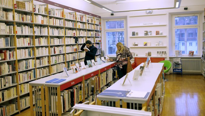 La Médiathèque contient environ 13 000 documents, avec un accent sur la littérature moderne et les sciences humaines et sociales.  Photo de Blaž Samec