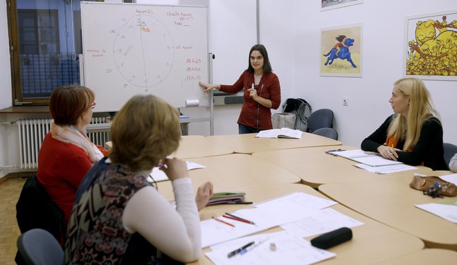 La popularité des cours de français ne cesse de croître tant auprès des fonctionnaires que du grand public.  Photo de Blaž Samec