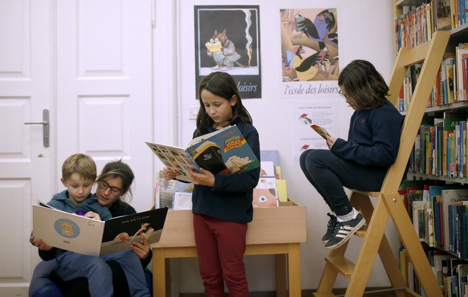 Tous les samedis, les enfants sont accueillis dans les locaux de l'Institut français pour écouter des contes de fées dans les deux langues et créer dans un atelier.  Photo de Blaž Samec