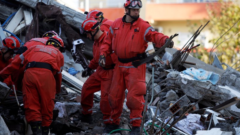 Fotografija: V državi se začenja ocenjevanje škode po rušilnem potresu. FOTO: Florion Goga/Reuters