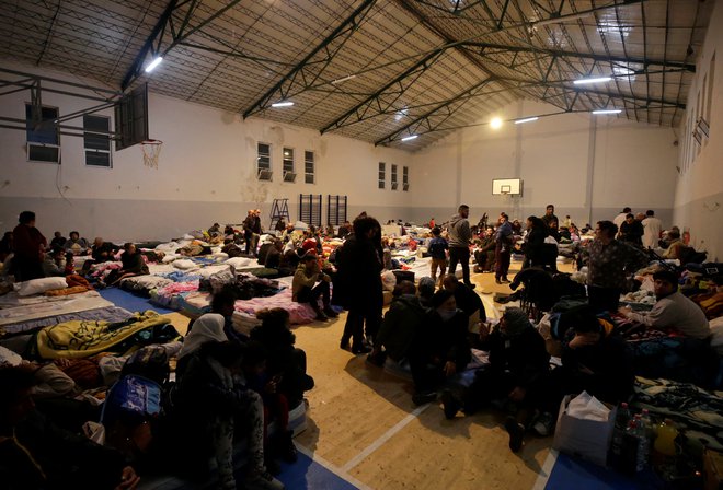 Zasilno urejeni prostori za bivanje v šolski telovadnici. FOTO: Florion Goga/Reuters