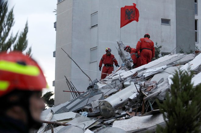 Po torkovem rušilnem potresu so v državi našteli že 49 smrtnih žrtev. FOTO: Florion Goga/Reuters