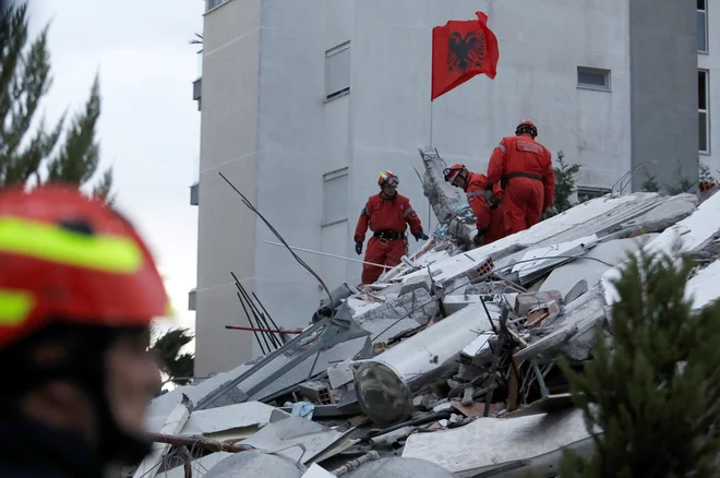 Po torkovem rušilnem potresu so v državi našteli že 49 smrtnih žrtev. FOTO: Florion Goga/Reuters