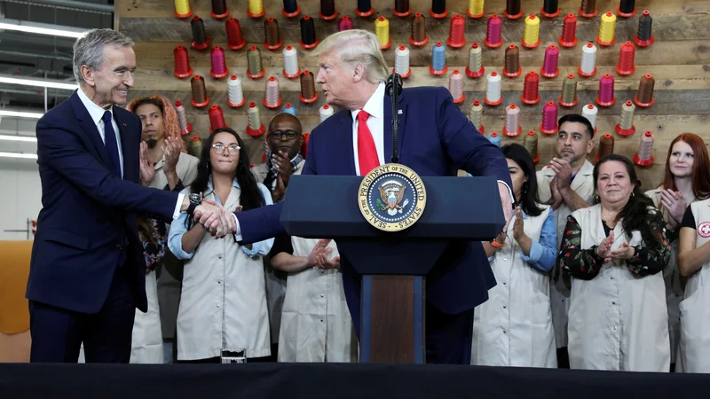 Bernard Arnault je kupil Tiffany, ikono ZDA. Na fotografiji z ameriškim predsednikom Donaldom Trumpom, ko se je ta udeležil odprtja obrata Louisa Vuittona v Teksasu. FOTO: Reuters