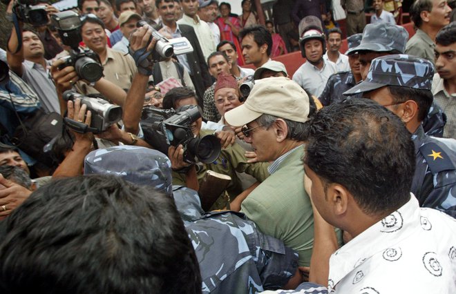 Ko so Sobhraja leta 2003 opazili na ulicah Katmanduja, so ga prijavili in aretirali ter na podlagi Interpolovih tiralic in prejšnjih obtožb obsodili na dosmrtno ječo. FOTO: Reuters