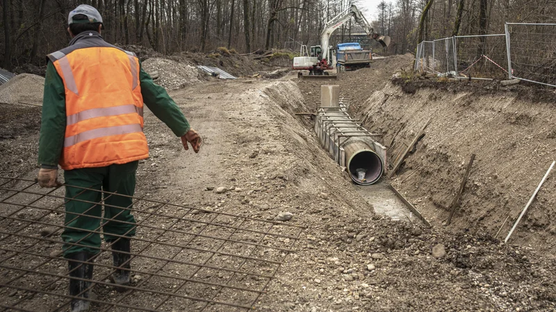 Fotografija: Gradnja kanalizacijskega kanala C0 na trasi ob Savi sproža vse več ugibanj. FOTO: Voranc Vogel/Delo