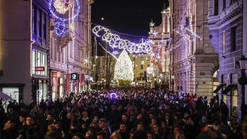 Fotografija: Praznične luči so v Ljubljani prižgali kmalu po 17.00.  FOTO: Uroš Hočevar/Delo