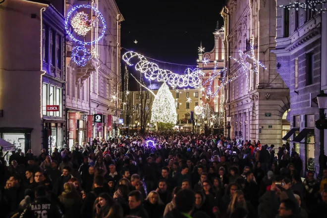 Praznične luči so v Ljubljani prižgali kmalu po 17.00.&nbsp; FOTO: Uroš Hočevar/Delo