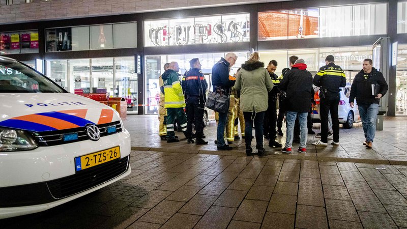 Fotografija: Napad z nožem se je zgodaj popoldne zgodil v Londonu, zvečer pa še v Haagu. FOTO: Sem Van Der Wal/AFP