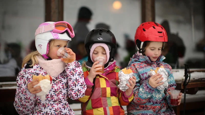 Fotografija: V svojih osnovnošolskih časih sem po pouku kukala skozi okno, kdaj se bo končno kdo pojavil na igrišču (na Robindvoru). Foto: Jure Eržen/Delo