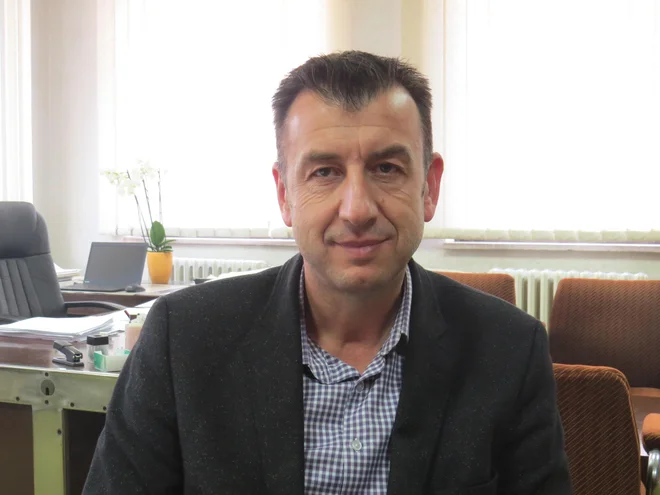 Edin Hozan, predsednik občine Jajce, ne najde recepta kako zaustaviti množično izseljevanje. FOTO: Bojan Rajšek/Delo