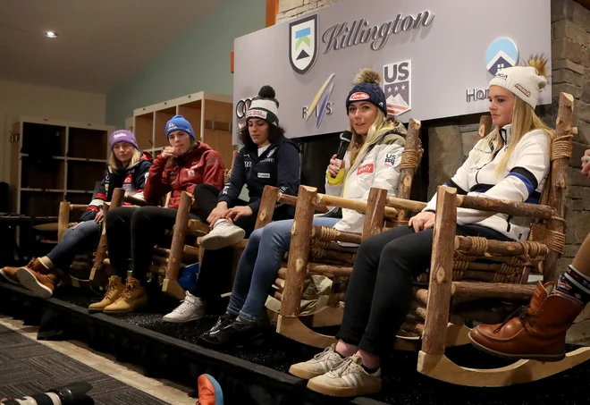 Tessa Worley iz Francije, Petra Vlhova iz Slovaške, Federica Brignone iz Italije, Američanka Mikaela Shiffrin in Novozelandka Alice Robertson na novinarski konferenci v Killingtonu. FOTO: Tom Pennington/AFP