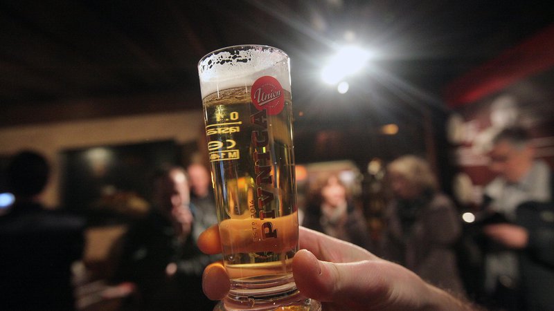 Fotografija: Decembra je čas za veselje, vendar varna meja pitja alkohola ne obstaja. FOTO: Mavric Pivk/Delo