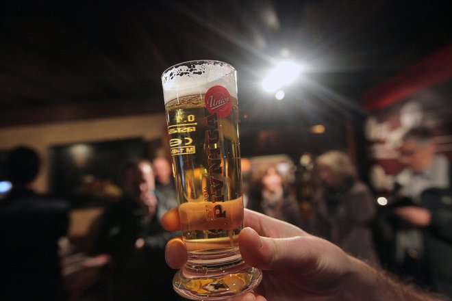 Decembra je čas za veselje, vendar varna meja pitja alkohola ne obstaja. FOTO: Mavric Pivk/Delo