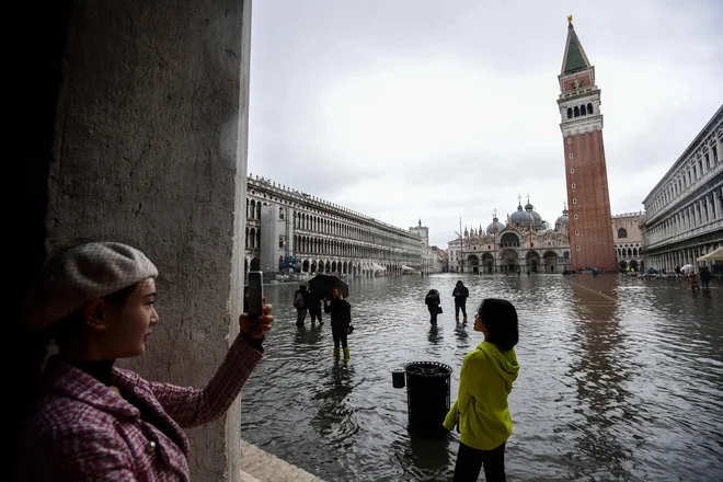 Danes dve tretjini Benečanov živita na celini, samo v industrijskem mestu Mestre in okolici jih je okoli 200.000. FOTO: Miguel Medina/Afp