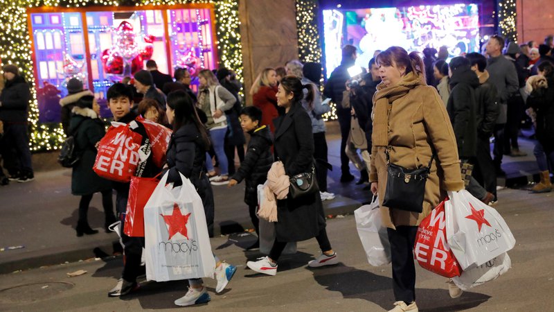 Fotografija: Množice, ki se ob črnem petku zgrinjajo v fizične trgovine, so vse manjše. FOTO: Andrew Kelly/Reuters