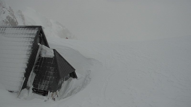 Fotografija: Na Kredarici je že debela snežna odeja. FOTO: Arso