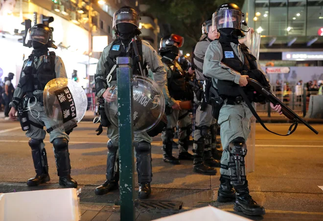 Posamične protestne akcije so se odvile že ponoči, ko so protestniki med drugim postavljali cestne blokade v več soseskah. FOTO: Marko Djurica/Reuters