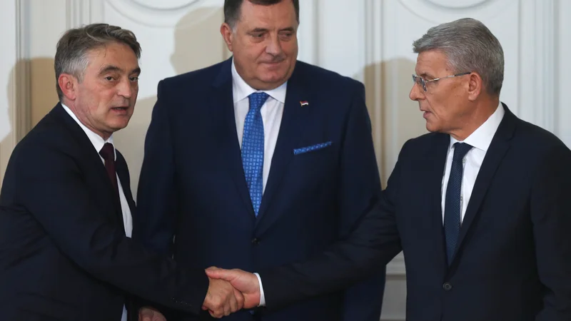 Fotografija: Člani tričlanskega predsedstva BiH, Hrvat Željko Komšić, Srb Milorad Dodik in Bošnjak Šefik Džaferović, bodo jutri prišli v Ljubljano.
Foto Reuters