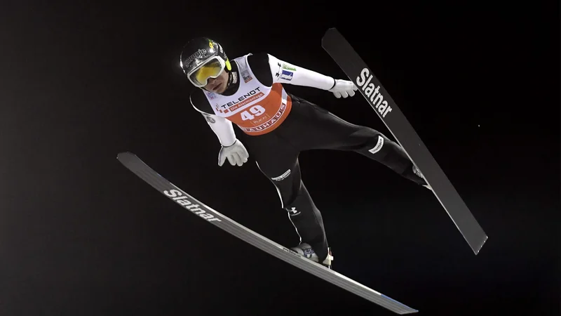 Fotografija: Anže Lanišek in druščina danes zaradi premočnega vetra v Ruki niso mogli skakati. FOTO: AFP
