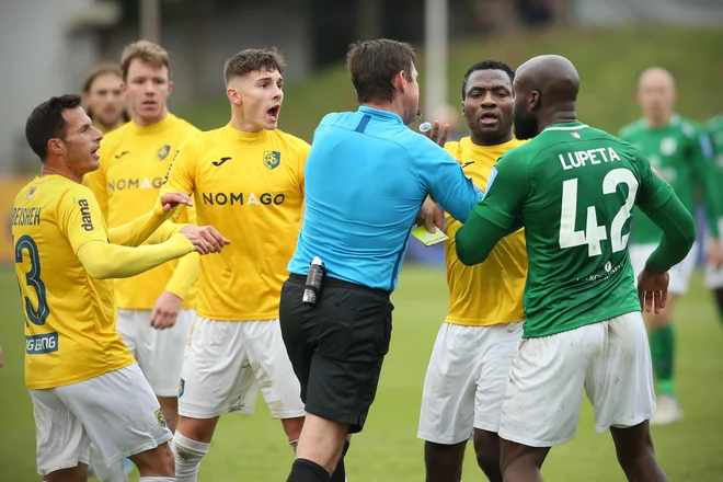 Vročo kri Jucieja Lupete je v zaključku »hladi« tudi sodnik Matej Jug. FOTO: Jure Eržen/Delo
