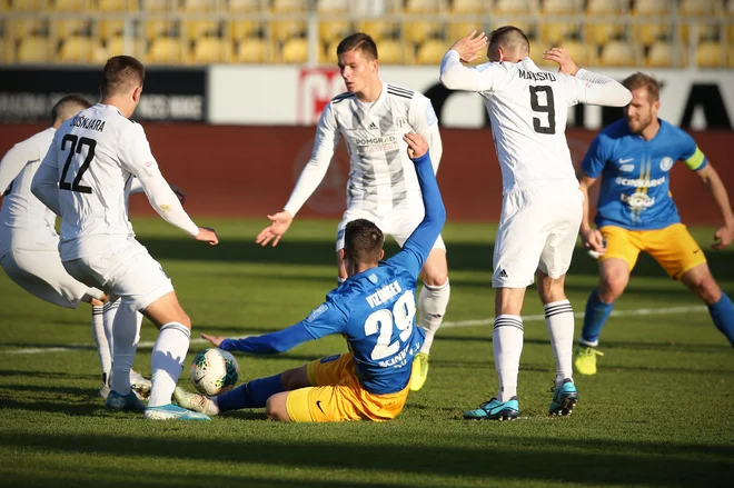 Najboljši celjski strelec Dario Vizinger se je proti Sobočanom odlikoval s podajo za strelca Ivana Božića. FOTO: Jure Eržen/Delo