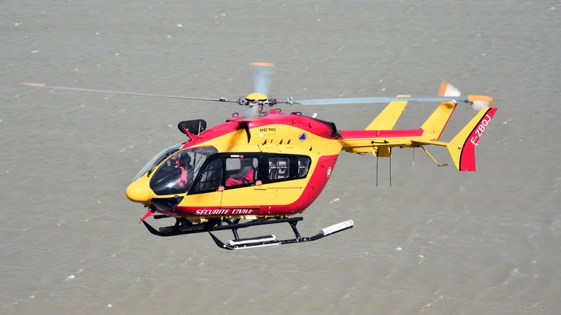 Fotografija: Takšen helikopter francoske civilne zaščite EC145 se je ponoči zrušil v okolici Marseilla. FOTO: Damien Meyer/ Afp