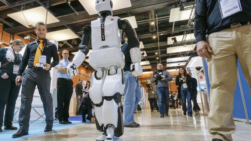 Fotografija: A humanoid robot from Pal Robotics walks during the Innorobo 2014 fair (Innovation Robotics Summit) in Lyon March 18, 2014. Innorobo is an annual venue for companies and research centres to present their latest technologies in robotics. REUTERS/Robert Pratta (FRANCE - Tags: SCIENCE TECHNOLOGY BUSINESS) - GM1EA3J05E601 Foto Robert Pratta Reuters