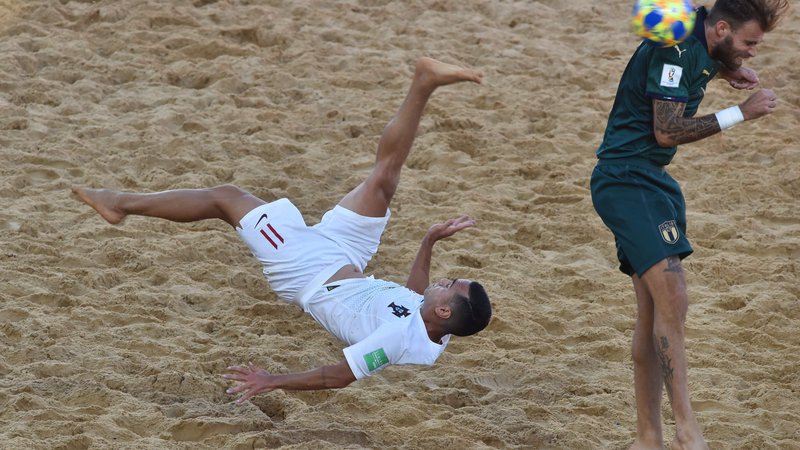 Fotografija: V finalu svetovnega prvenstva v nogometu na pesku sta se pomerili reprezentanci Italije in Portugalske. Portugalska je tretjič postala svetovni prvak v nogometu na mivki. V finalu turnirja v Paragvaju je s 6:4 premagala Italijo. FOTO: Norberto Duarte/Afp