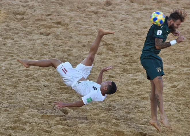 V finalu svetovnega prvenstva v nogometu na pesku sta se pomerili reprezentanci Italije in Portugalske. Portugalska je tretjič postala svetovni prvak v nogometu na mivki. V finalu turnirja v Paragvaju je s 6:4 premagala Italijo. FOTO: Norberto Duarte/Afp