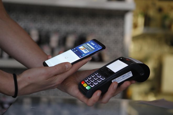 Plačevanje s pametnimi mobilnimi telefoni je le eden od sodobnih načinov plačevanja. FOTO: Leon Vidic/Delo