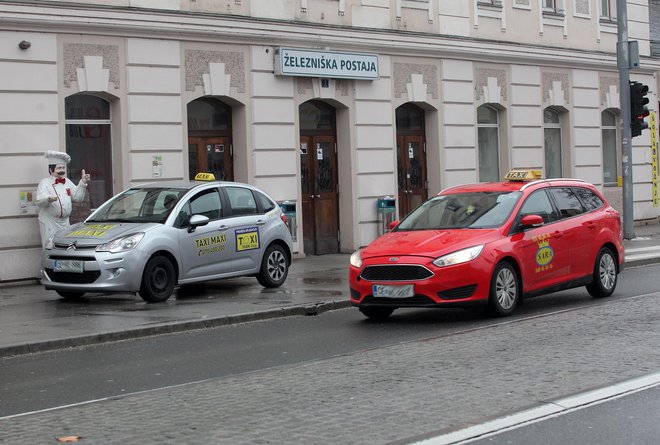 Celjski taksisti so letos dobili več parkirnih mest, a z njimi niso zadovoljni ne sami ne drugi udeleženci v prometu. Še vedno pa čakajo na parkirna mesta pri železniški postaji. FOTO: Mavric Pivk/Delo