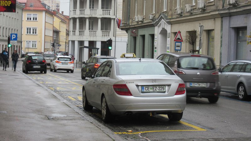 Fotografija: Šest parkirnih mest na Cankarjevi ulici je velikokrat praznih, ker po mnenju taksistov niso smiselno umeščena – cesta je namreč od tu dalje enosmerna. FOTO: Špela Kuralt/Delo