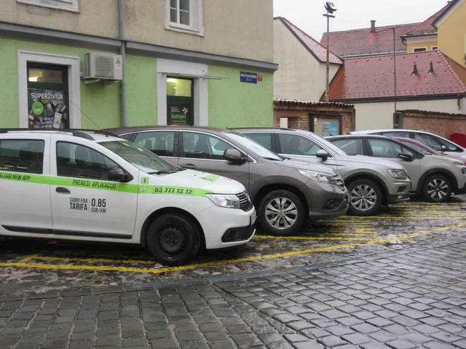 Na Slomškovem trgu pri glasbeni šoli so dobili taksisti kar tri parkirišča, kjer pa je navadno en sam taksi, ki je tam skoraj ves čas parkiran. Ostali vozniki s parkiranjem tu tvegajo globo. FOTO: Špela Kuralt/Delo