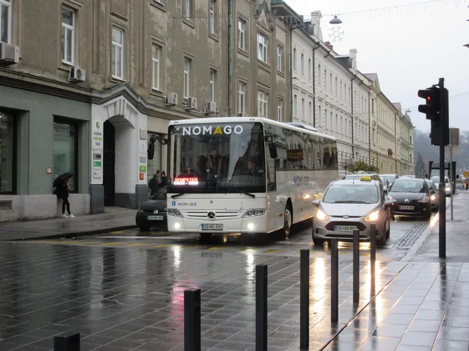 Na Cankarjevi ulici taksiste moti tudi dejstvo, da so njihove parkirne prostore umestili v neposredno bližino avtobusne postaje. Vožnja z mestnim avtobusom je precej cenejša. FOTO: Špela Kuralt/Delo