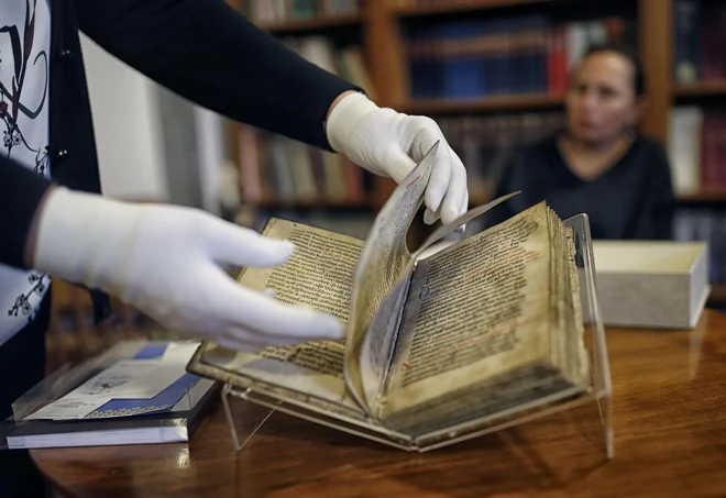 Nuk hrani najstarejšo do danes znano ohranjeno različico <em>Carte Caritatis</em>, »listine ljubezni« iz sredine 12. stoletja. Foto Blaž Samec