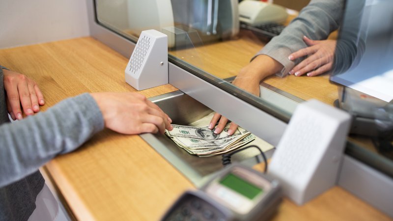 Fotografija: Stranke v bankah so spremenile svoje navade, zato se pred bančnimi okenci ne vijejo več dolge vrste čakajočih. FOTO: Shutterstock