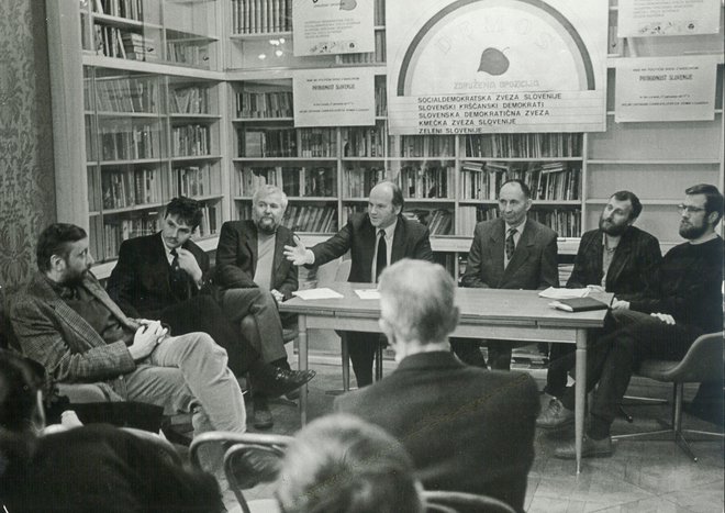 13. decembra 1989 so v prostorih Društva slovenskih pisateljev pripravili tiskovno konferenco in predsatvili svoj program. FOTO: Dokumentacija Dela