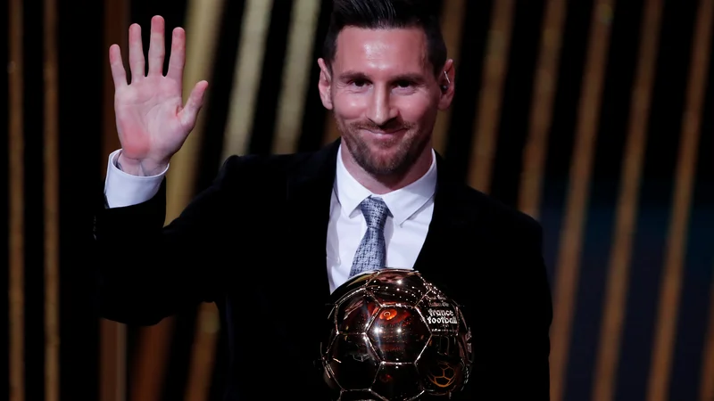 Fotografija: Lionel Messi je ponosno pokazal zlato žogo, toda najbrž še ni pomahal v slovo ... FOTO: Reuters