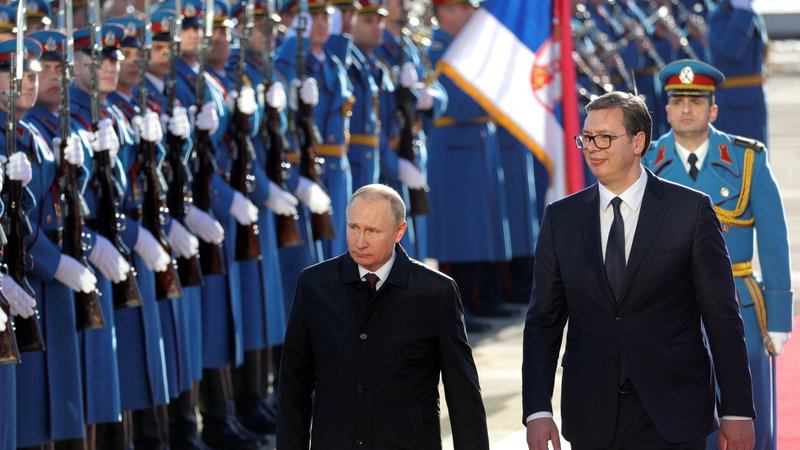 Fotografija: Vučić skuša amnestirati Rusijo in Putina, da bi preprečil škodo v odnosih med državama. FOTO: Stoyan Nenov/Reuters