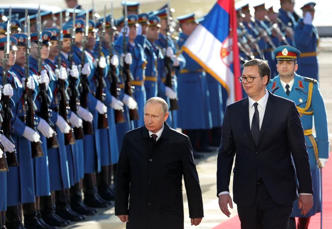 Vučić skuša amnestirati&nbsp;Rusijo in Putina, da bi preprečil škodo v odnosih med državama. FOTO: Stoyan Nenov/Reuters
