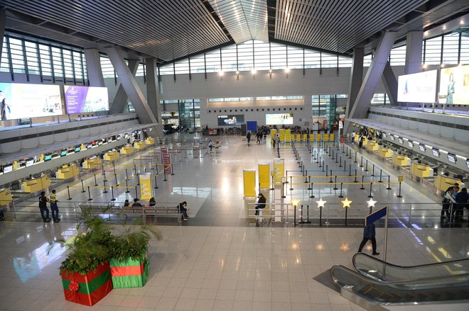 Na letališču v Manili so zaprli vse terminale. FOTO: Ted Aljibe/AFP