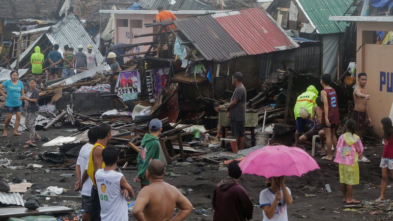 Fotografija: Kammuri je že 20. letošnji tajfun na Filipinih. Hitrost njegovih vetrov je doslej znašala od 150 do 200 kilometrov na uro, poškodoval je veliko stanovanjiskih in drugih objektov ter ruval drevesa. FOTO: Reuters