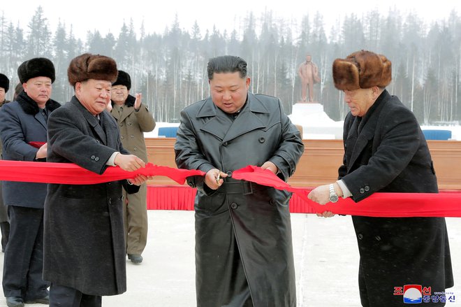 Na novo zgrajeno mesto je odprl sam vodja Kim Džong Un.  FOTO: KCNA via Reuters