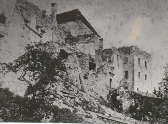 Grad Ortnek okoli leta 1890. Iz knjige <em>Gradovi na Ribniškem med včeraj, danes in jutri</em>