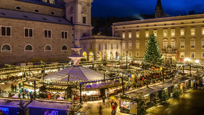 Fotografija: Danes je t. i. Christkindlmarkt znan po vsem svetu. Z velikim pompom ga odprejo v četrtek pred prvo adventno nedeljo, zaprejo pa 26. decembra. FOTO: promocijsko gradivo