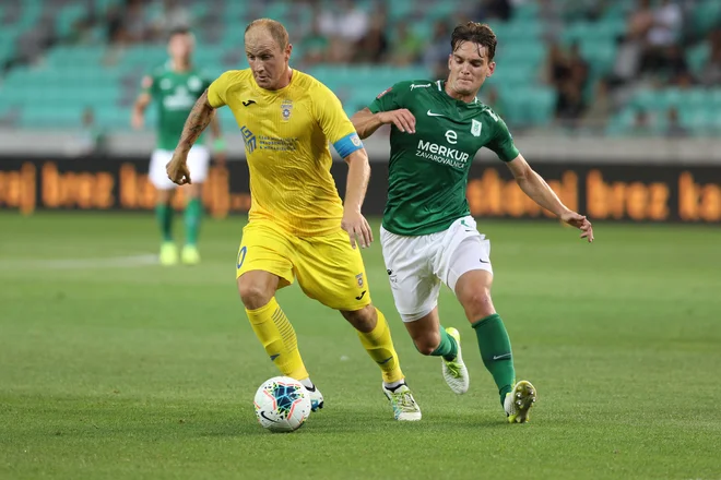 Olimpijin up Vitja Valenčič, ki se je v zaključnem delu sezone utrdil v začetni enajsterici, bo imel v izkušenem Domžalčanu Senijadu Ibričiću odličnega tekmeca. FOTO: Voranc Vogel/Delo