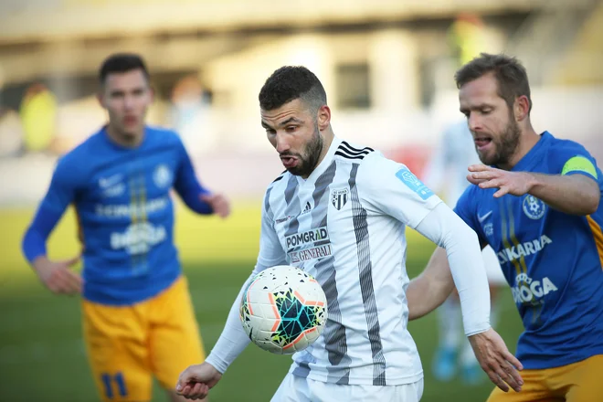 Za konec sicer zelo solidne jeseni si Nino Kouter in drugi Sobočani želijo pol izkupiček, medtem ko bo celjski kapetan Jure Travner (desno) izpustil gostovanje v Sežani. FOTO: Jure Eržen/Delo