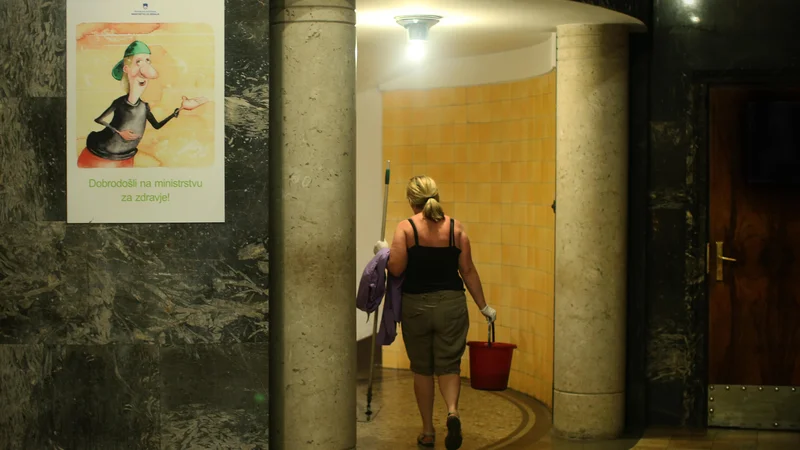 Fotografija: Od leta 2021 bo minimalna plača postavljena na 120 odstotkov izračunanih minimalnih življenjskih stroškov. Foto Jure Eržen/delo